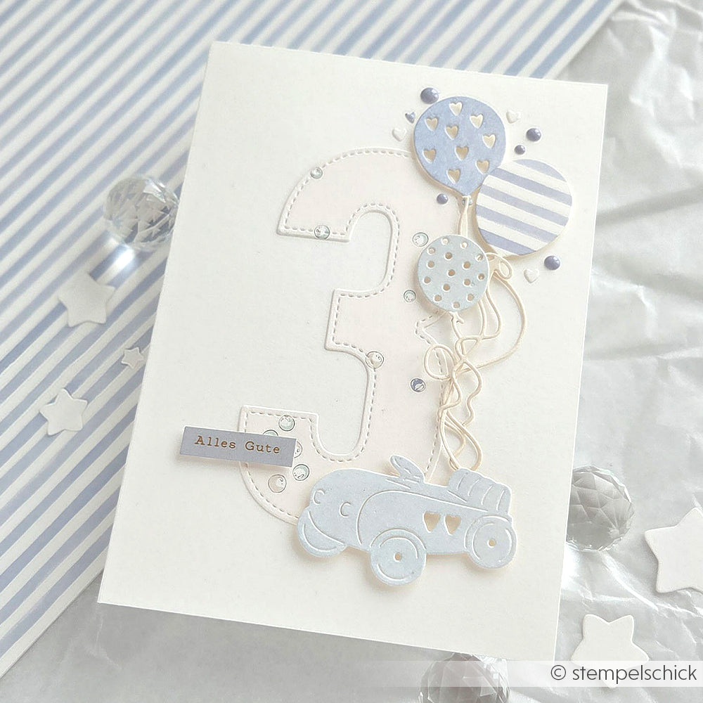 Alexandra Renke Grußkarte mit einer großen Zahl 3, blauem Auto und fröhlichen Luftballons - perfekt für einen dritten Geburtstag. Mit verspielten PAPPcuties-Motiven und leuchtenden Motivstanze-Luftballons für festliches Flair.