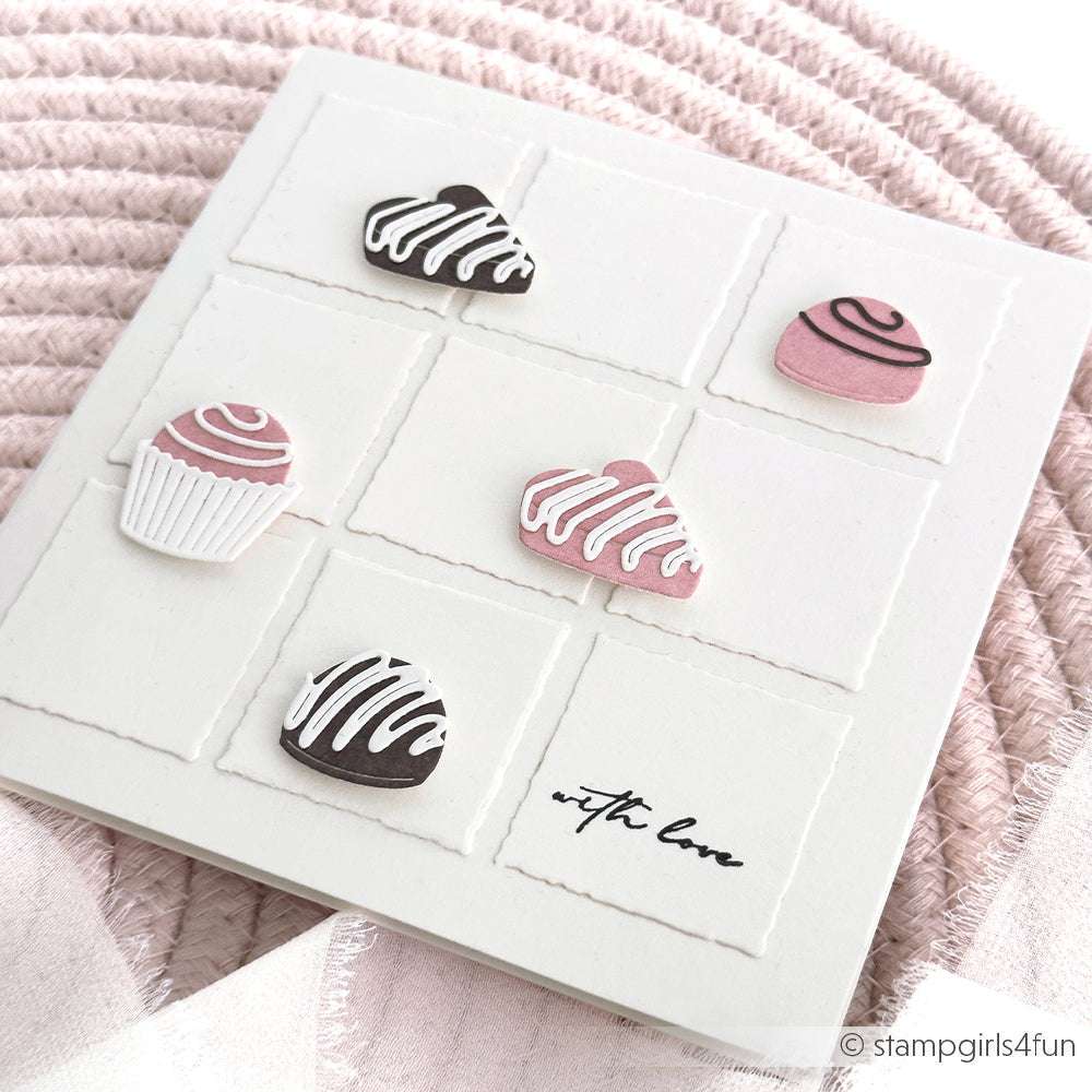 Die handgefertigte Grußkarte mit dem Motivstanze Pralinenset von Alexandra Renke zeigt rosa und braune Schokoladenformen und einen Cupcake auf einem Gitter, darunter steht "Liebe".