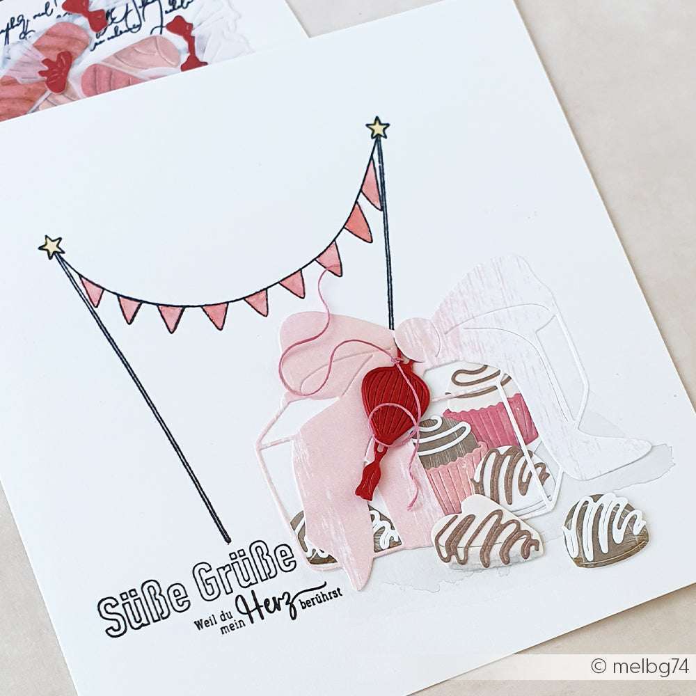 Grußkarte von Alexandra Renke mit deutschem Text, rosa Wimpel, Pralinen aus dem Motivstanze Pralinenset und einer rosa Schleife auf weißem Hintergrund.