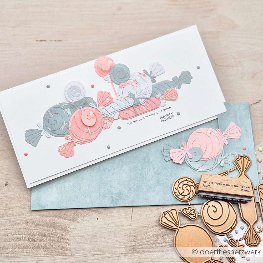 Handgefertigte Karte mit pastellfarbenen Bonbonformen, passendem Umschlag und Alexandra Renke PAPPcut®ies Metallstempel in Bonbonform aus der Kollektion Motivstanze Süßigkeitenset.