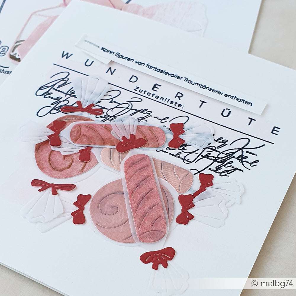 Eine handgefertigte Karte von Alexandra Renke zeigt rosafarbene Bonbonmotive, die mit der Motivstanze Süßigkeitenset, roten Schleifen und handgeschriebenem Ziertext auf weißem Papier gefertigt wurden.