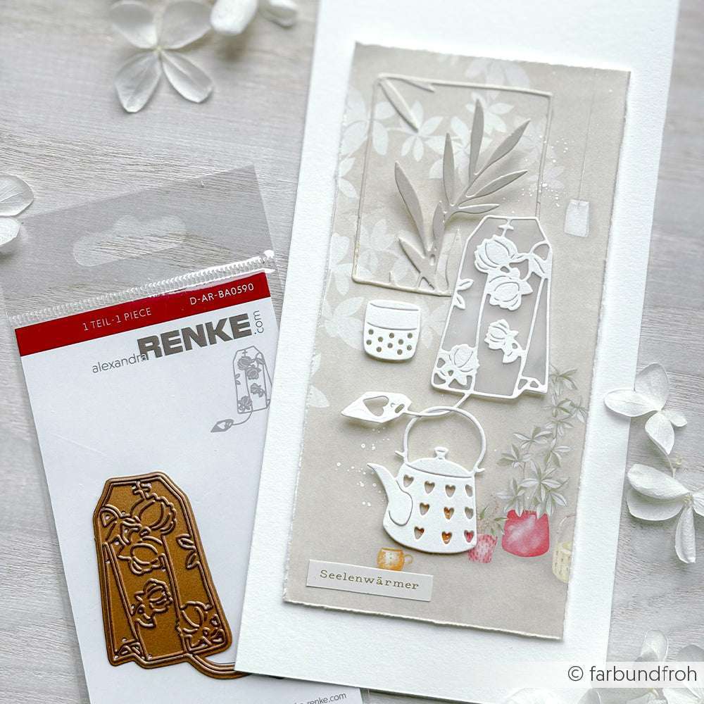 Handgemachte Karte mit weißer Teekanne und Blumen, abgebildet neben der Alexandra Renke PAPPcut®ies Deep Edge Motivstanzen "kleines Teeset" in der Originalverpackung.