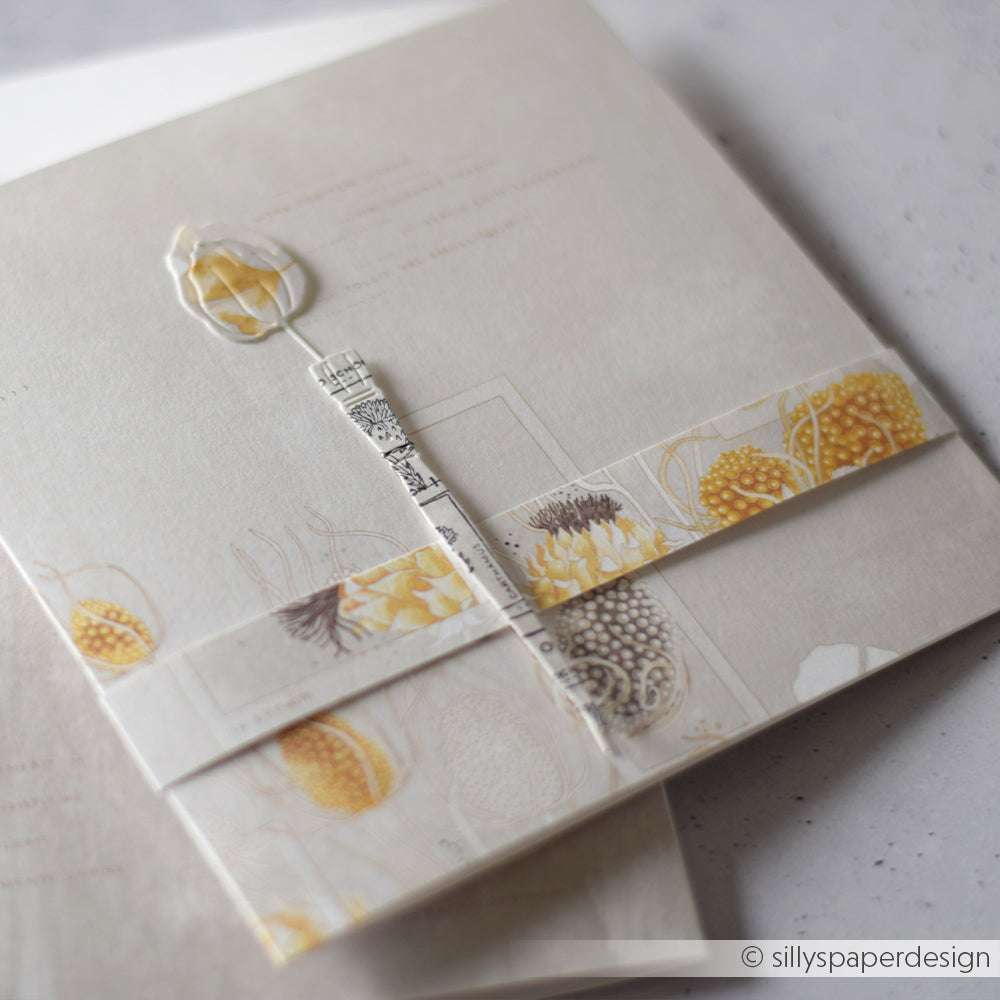 Ein florales Hochzeitseinladungsset von Alexandra Renke, hergestellt auf strukturiertem Papier mit gelben und weißen botanischen Motiven und Deep Edge Motivstanzen für ein elegantes Finish.