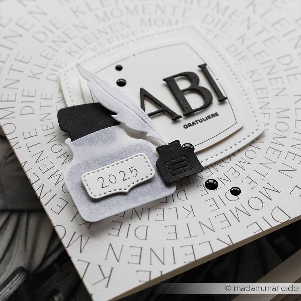 Handgemachte Karte von Alexandra Renke mit den Texten "ABI" und "2025", einem Tintenfass, einer Feder und schwarzen Punkten auf gemustertem Papier, hergestellt mit PAPPcut®ies Deep Edge Motivstanzen für präzise und kreative Details.