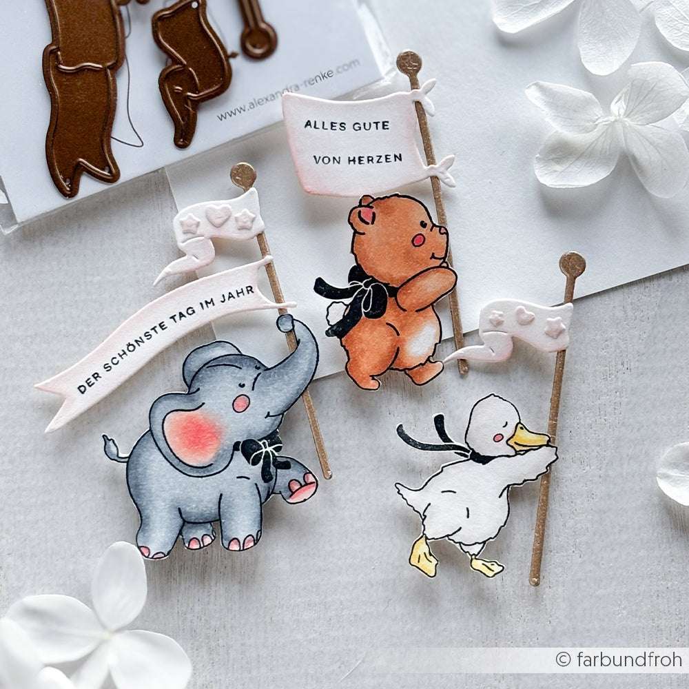 Drei niedliche Alexandra Renke PAPPcuties - ein Bär, ein Elefant und eine Ente - halten deutsche Botschaftsflaggen inmitten von Blumen auf einem weißen Hintergrund. Gestaltet mit Deep Edge Motivstanzen und Kleine Fahnenstange für gestochen scharfe Details.