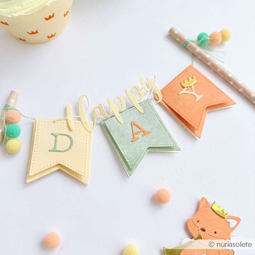 Pastellfarbenes Partybanner mit "Happy" und Fähnchen mit "D" und "A", gebastelt mit Alexandra Renke Motivstanze und Deep Edge Stanzen, mit PAPPcut®ies Pompom-Dekorationen daneben.