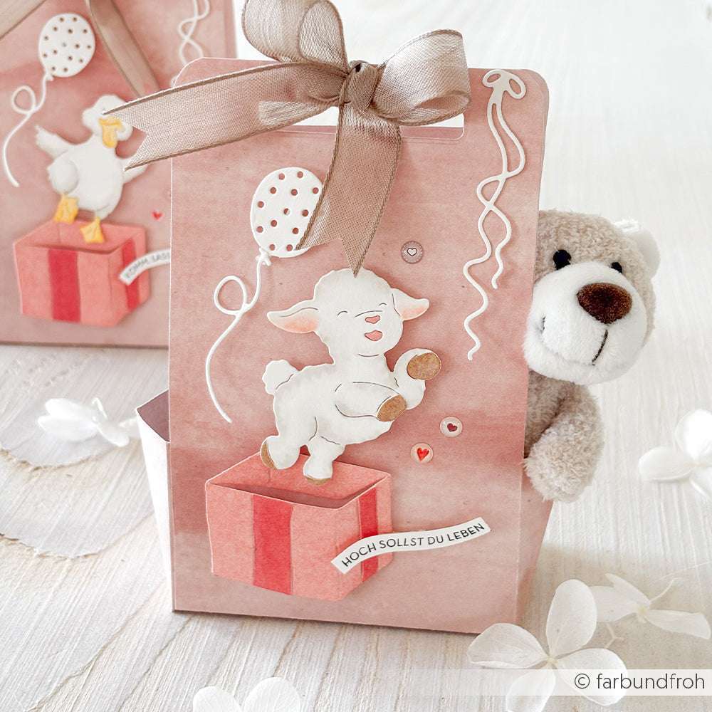 Rosa Geschenkbox von Alexandra Renke mit Lamm-Illustration, Schleife, Luftballon und Teddybär - ideal zum festlichen Verschenken mit PAPPcuties-Charme oder als Motivstanze Geschenkbox für besondere Anlässe.