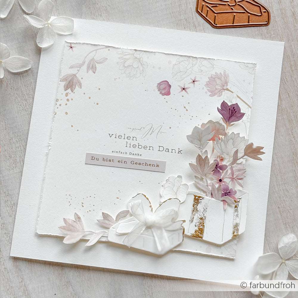 Eine quadratische Grußkarte von Alexandra Renke mit floralen Motiven und einer kleinen Geschenk-Illustration, hergestellt mit PAPPcut®ies Deep Edge Motivstanzen, mit deutschem Dankestext.