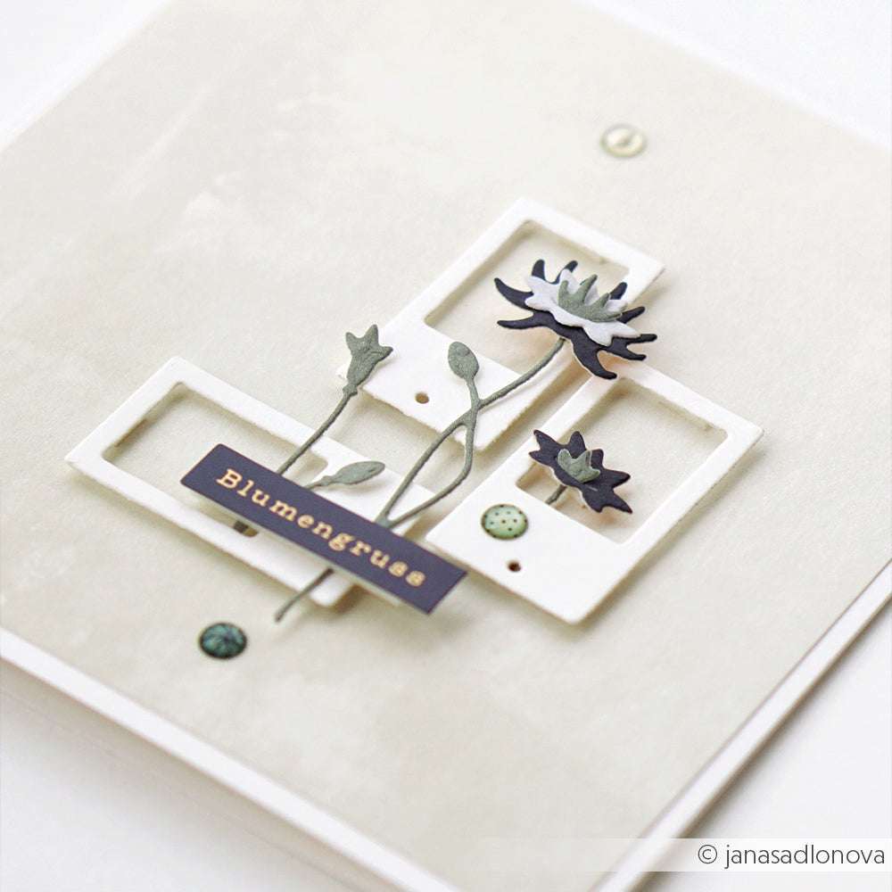 Handgefertigte Karte mit zarten Blumenausschnitten, geometrischen Rahmen und einem Blumengrüße-Etikett auf hellem Hintergrund - hergestellt mit der Motivstanze Farbkarte von Alexandra Renke für scharfe Details.