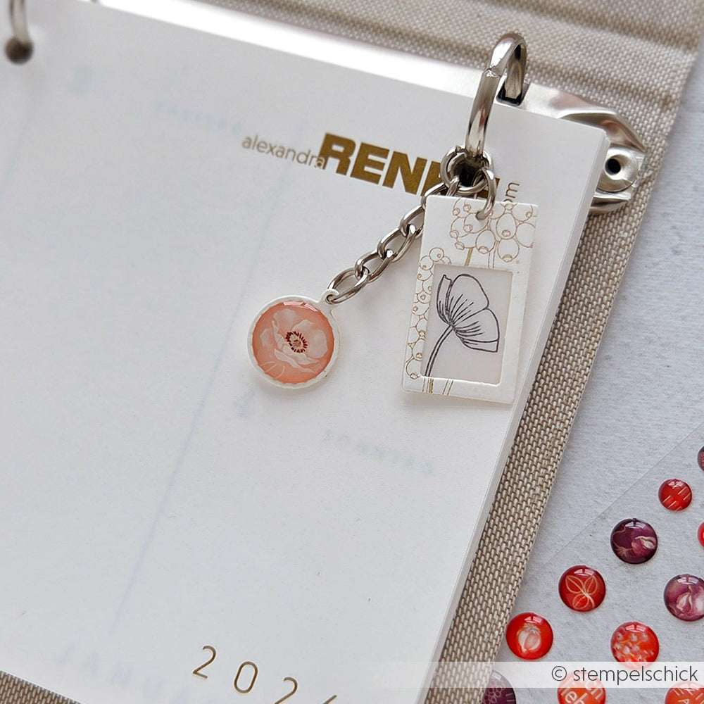 2024 Planerseite von Alexandra Renke, mit Schmetterling und rosa Blumenanhänger, erstellt mit PAPPcut®ies Deep Edge Stanzen Motivstanze, befestigt an einem Ringbuch.