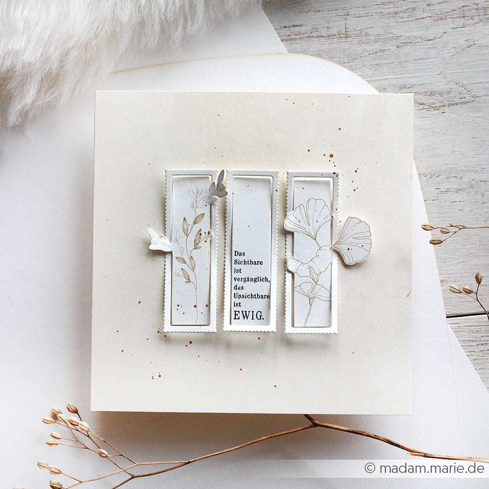 Minimalistische Grußkarte von Alexandra Renke mit drei vertikalen Feldern, zarten Blumenskizzen und deutschem Text in der Mitte. Veredelt mit Motivstanze Briefmarken-Akzenten für einen charmanten Touch.