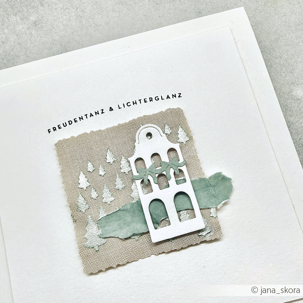 Handgefertigte Weihnachtskarte von Alexandra Renke mit dem Text "FREUDENTANZ & LICHTERGLANZ", Baummotiven und einem weißen Hausausschnitt, hergestellt mit der Motivstanze Feines Schleifenhaus und elegantem Designpapier.