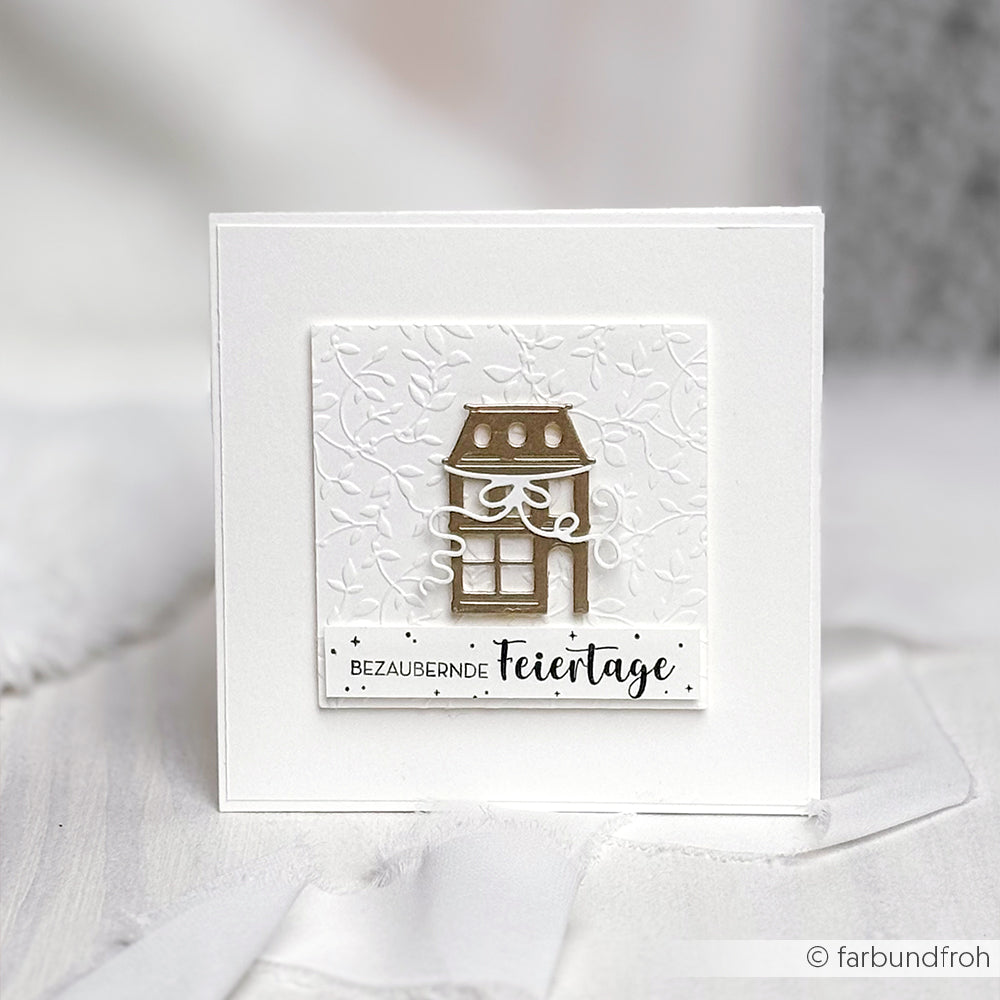 Quadratische weiße Feiertagskarte von Alexandra Renke mit geprägtem Muster, Laternenausschnitt aus Motivstanze und dem Text "Bezaubernde Feiertage".