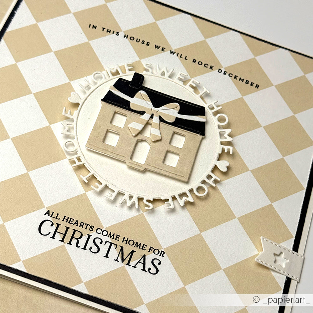 Handgefertigte Weihnachtskarte von Alexandra Renke mit einem Haus und "HOME SWEET HOME" in Weiß auf einem beigefarbenen, karierten Hintergrund, hergestellt mit hochwertigem Designpapier und dem Gemütliches Schleifenhaus DieCut System.