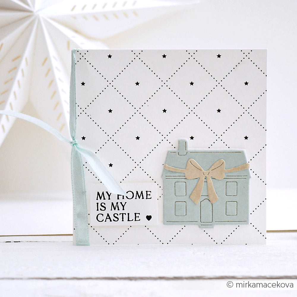 Quadratische Karte von Alexandra Renke mit einem blauen Band, einer Hausillustration und dem Text "MY HOME IS MY CASTLE" auf gepunktetem Hintergrund, hergestellt mit DieCut System für präzise, stilvolle Details.