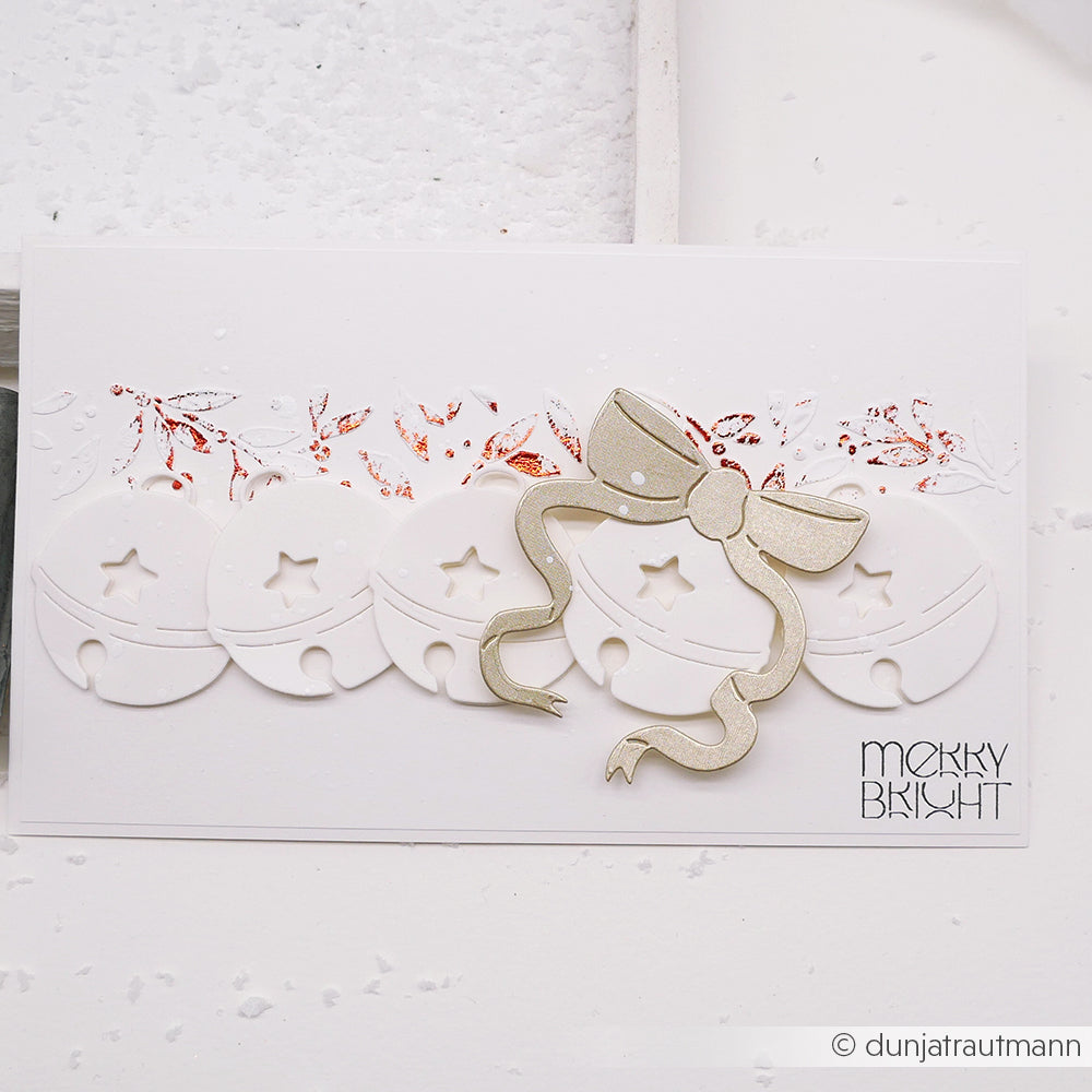 Weiße Weihnachtskarte von Alexandra Renke mit geprägten Glocken, hochwertigen Designpapieren, einer goldenen Schleife, roten Folienakzenten und dem Ecktext "Merry & Bright", veredelt mit einer festlichen Motivstanze.