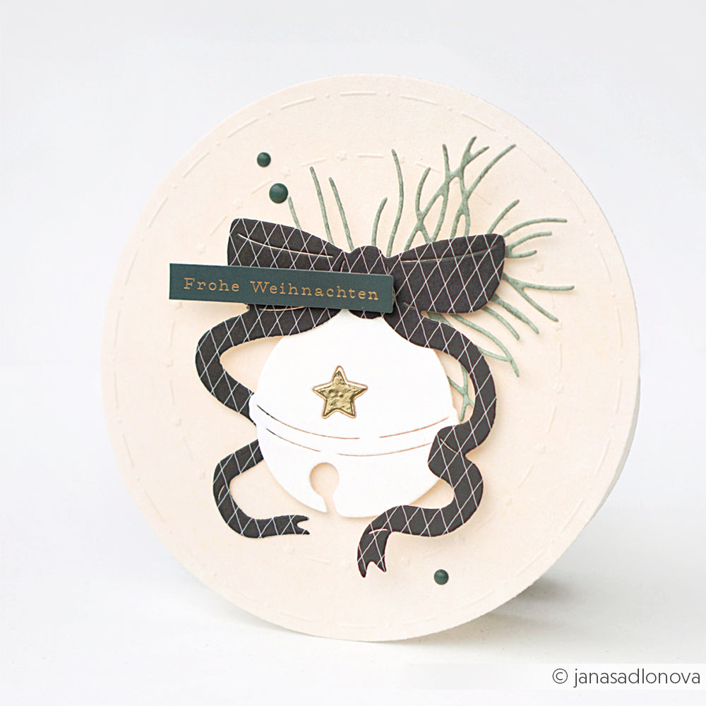 Runde Weihnachtskarte von Alexandra Renke aus Designpapier mit Glöckchen, schwarzer Schleife, goldenem Stern, grünen Zweigen und "Frohe Weihnachten" - perfekt, um Ihre Lieblingsmotive von Motivstanze oder DieCut Systeme hervorzuheben.