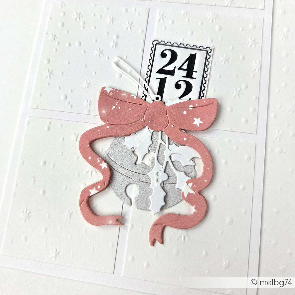 Die rosa Schleife mit Stechpalme und Weihnachtsmann von Alexandra Renke DieCut auf weißer Karte, mit 24 und 12 in Schwarz für den Weihnachtsabend - perfekt für das Papierbasteln mit Stanzen für Papier.