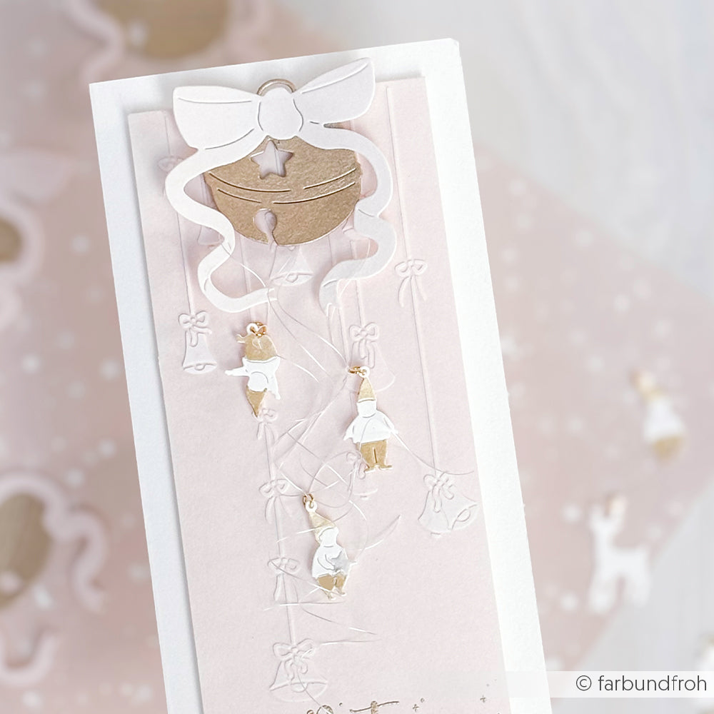 Große pastellfarbene Karte von Alexandra Renke mit weißen Schleifen, drei bezaubernden Enten in Kleidern, einer goldenen Glocke an der Spitze und entzückenden Akzenten aus Motivstanze für ein elegantes Finish.