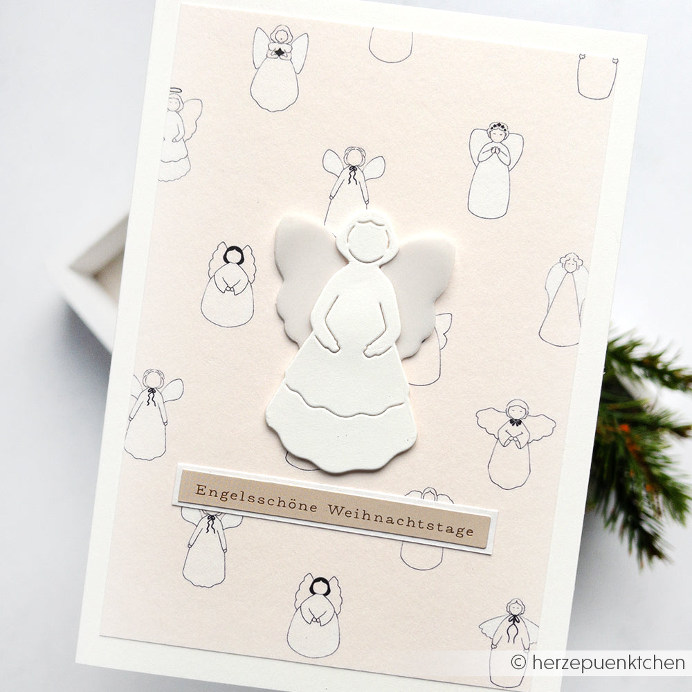 Handgefertigte Weihnachtskarte von Alexandra Renke mit Engelmotiven und einem 3D-Engel aus der Motivstanze Anmutiger Engel. Der Text "Engelschöne Weihnachtstage" und das hochwertige Designpapier sorgen für ein elegantes Finish.
