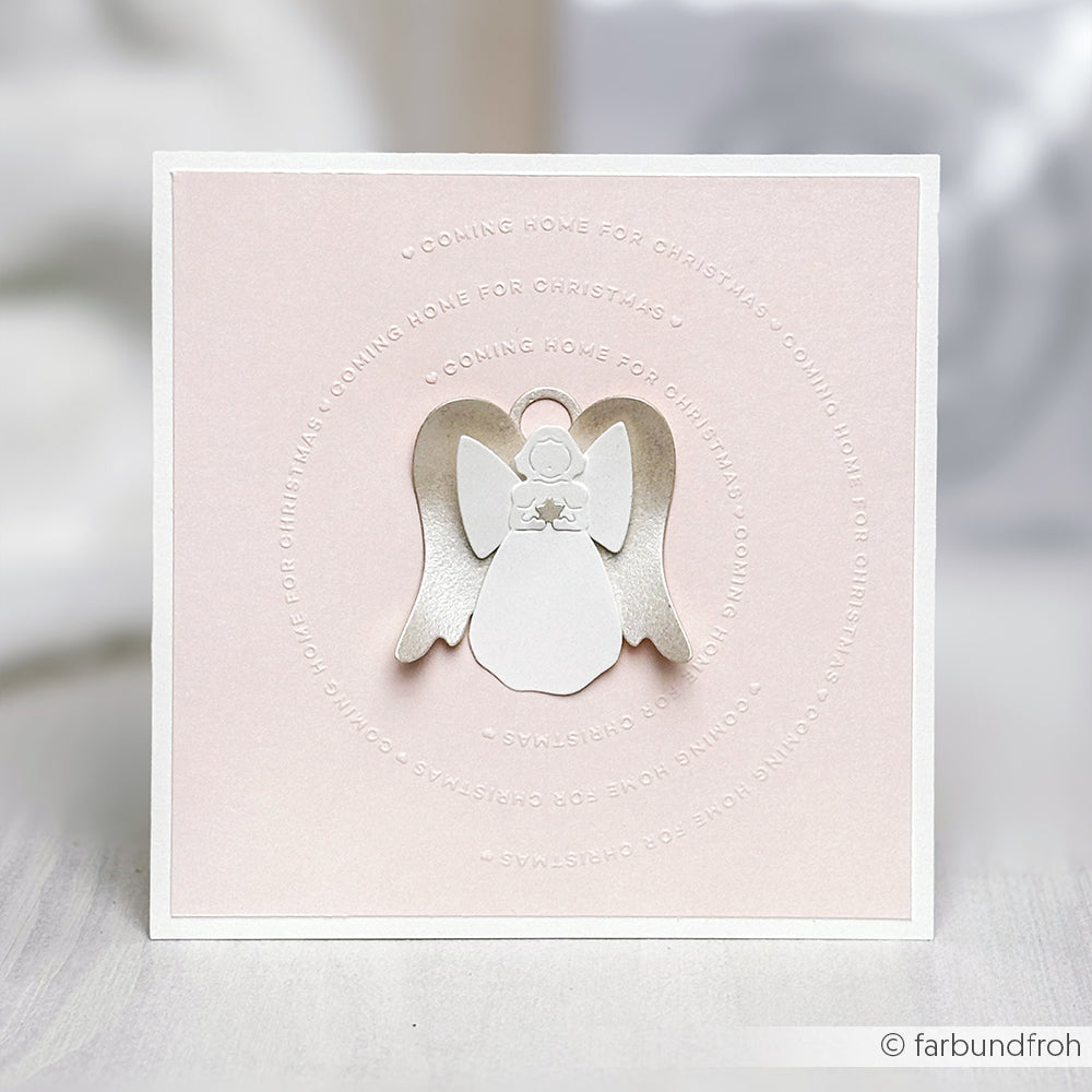 Handgeschöpfte Karte mit weißem Papierengel und Stern auf zartrosa, gefertigt mit der Motivstanze Singender Engel von Alexandra Renke und Designpapieren - der geprägte Rundtext setzt einen eleganten Akzent und zeigt die Kompetenz von Stanzsysteme.