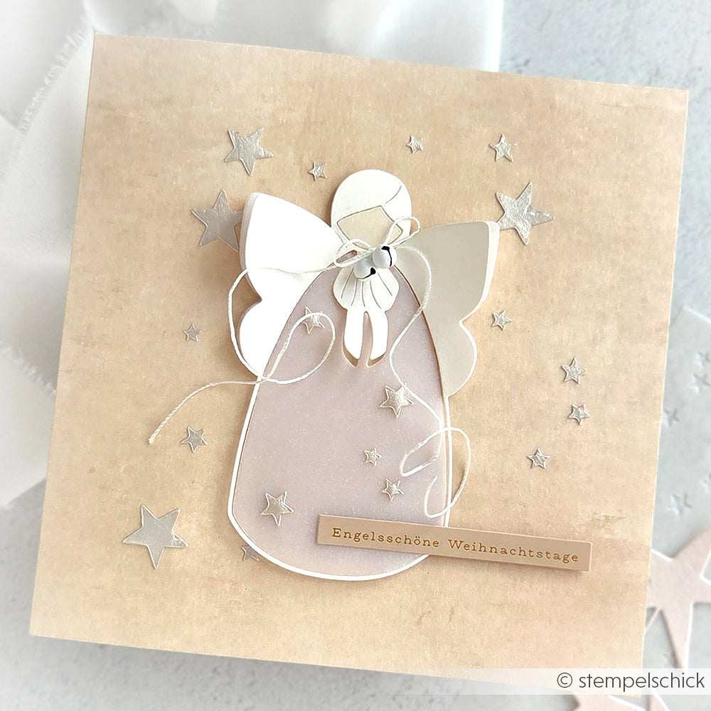 Handgemachte Weihnachtskarte von Alexandra Renke mit einem Papierengel aus der Motivstanze Großer ruhiger Engel, silbernen Sternen und dem Label "Engelsschöne Weihnachtstage". Ideal für Stanzen und DieCut Systeme Fans.