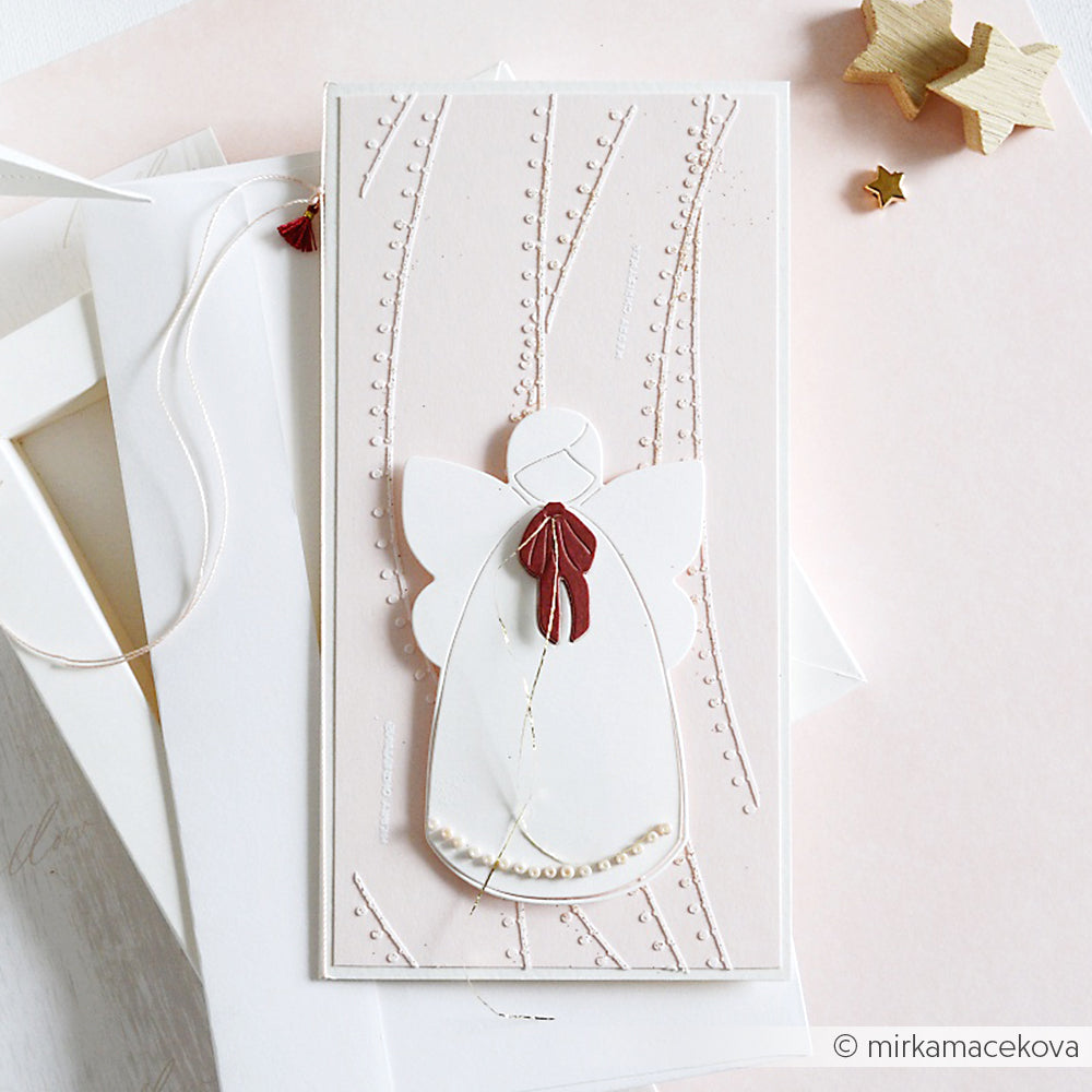 Handgefertigte Engelskarte von Alexandra Renke mit weißen und roten Akzenten auf strukturiertem Papier, hergestellt mit Designpapieren und DieCut Systemen, und mit Umschlägen und Holzsternen versehen.