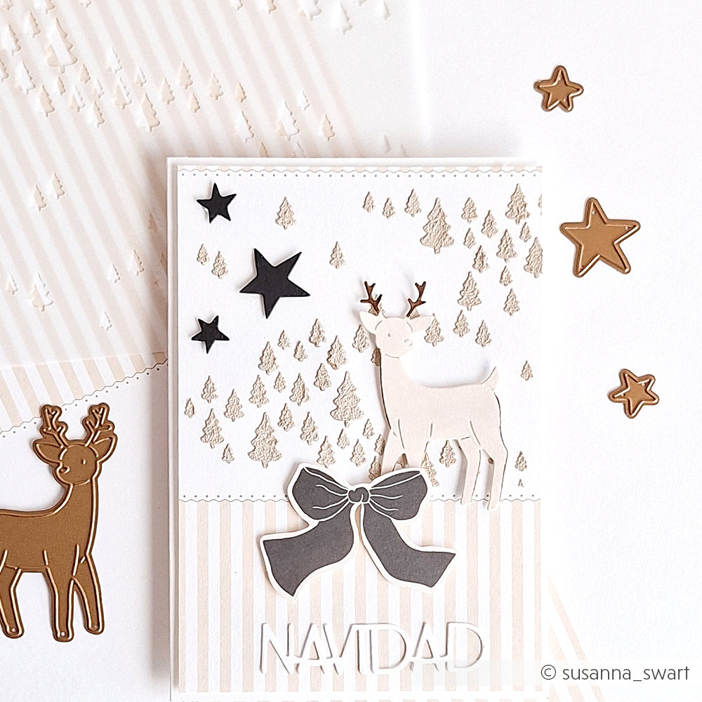 Handgefertigte Weihnachtskarte von Alexandra Renke mit weißem Hirsch, Schleife, Sternen und Baummuster, hergestellt mit Designpapier und dem Motivstanze Nachthimmel-Set, unten mit "NAVIDAD" verziert.