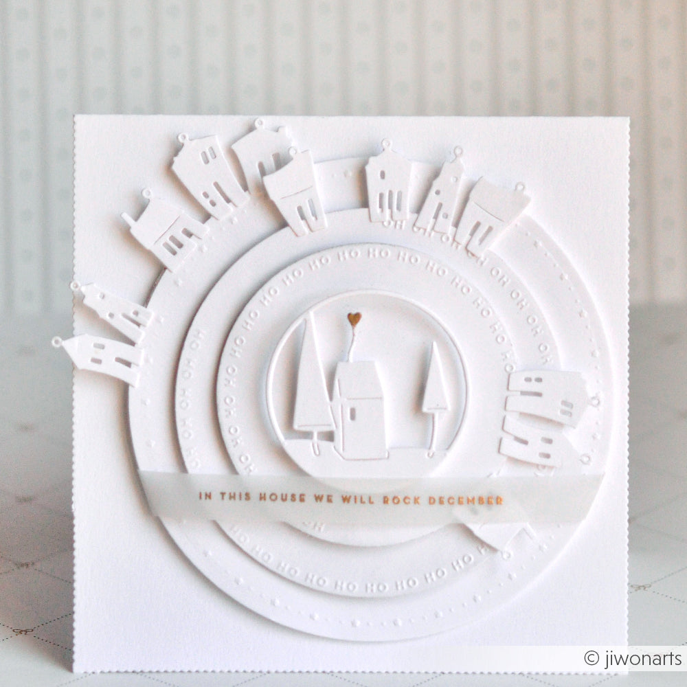 Kunstkarte aus weißem Papier von Alexandra Renke Designpapiere 200g, mit geschichteten Kreisen, Motivstanze "Kleine Häuser" und dem Text: IN DIESEM HAUS WERDEN WIR DEN DEZEMBER ROCKEN.