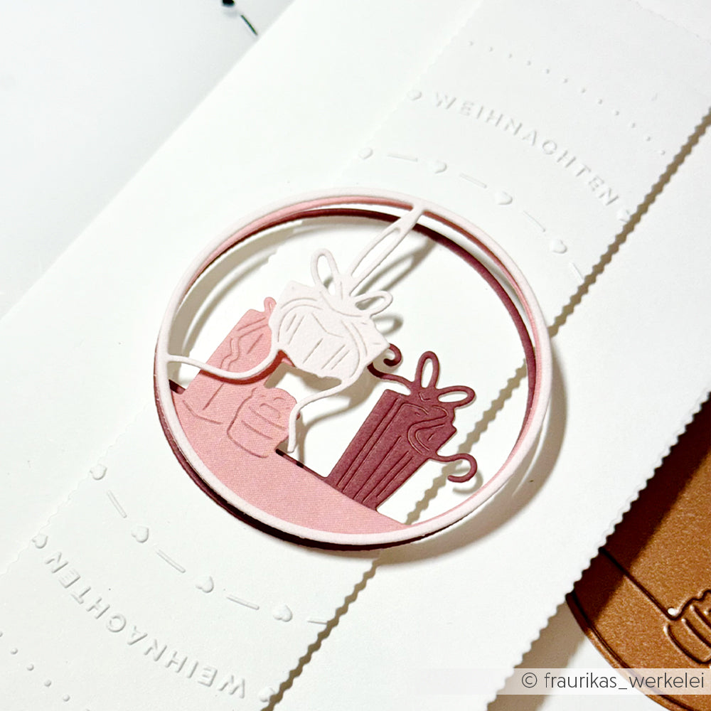 Die runde rosa-weiße Weihnachtskarte von Alexandra Renke zeigt eine Motivstanze mit zwei Bechern und einem eingepackten Geschenk - ideal für Kleine Geschenke im Kreis.