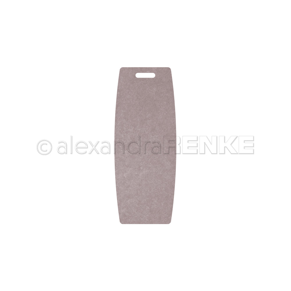 Der rechteckige, strukturierte graue Anhänger von Alexandra Renke hat oben einen Griffschlitz und steht mittig auf einem weißen Hintergrund.