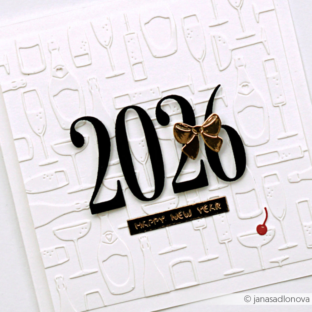 Weiße Karte mit "2026" in Schwarz, einer goldenen Schleife und "Happy New Year" auf einem geprägten Getränke-Hintergrund, erstellt mit Alexandra Renke Designpapieren und dem Motivstanze Fröhliche Drinks Set.