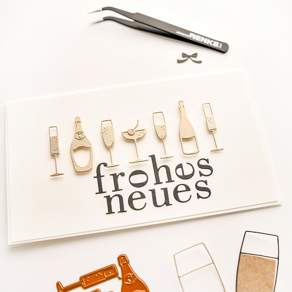 Eine Karte mit Getränkeausschnitten aus Holz aus dem Fröhliche Drinks Set von Alexandra Renke über "frohes neues" in schwarz, mit Pinzette - ideal zum Basteln mit Stanzsystemen oder Ihrer Lieblingsmotivstanze.