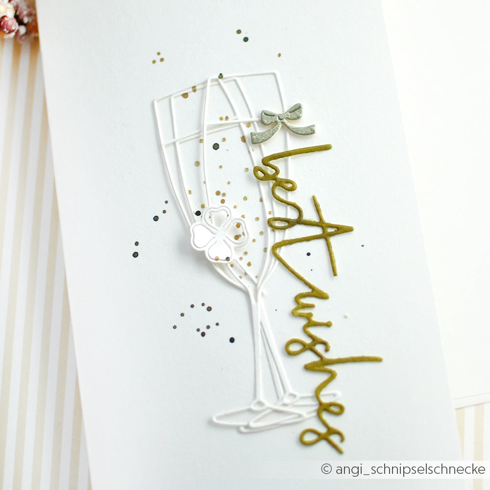 Grußkarte mit Sektgläsern, gestaltet mit Alexandra Renke Motivstanze Großes Outline Sektglas Dies, akzentuiert mit goldenem Konfetti und einem eleganten "Beste Wünsche" in goldener Schrift.