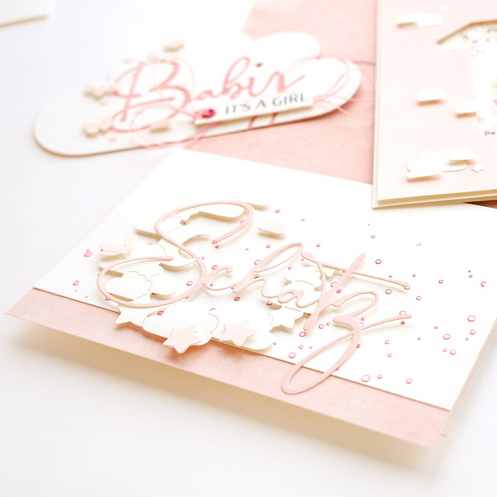 Die rosa-weißen Grußkarten für kleine Mädchen von Alexandra Renke sind mit zartem 3D-Text, Sterndekorationen und charmanten Akzenten versehen, die mit DieCut Systemen und Designpapieren hergestellt wurden und einen zauberhaften Touch haben.