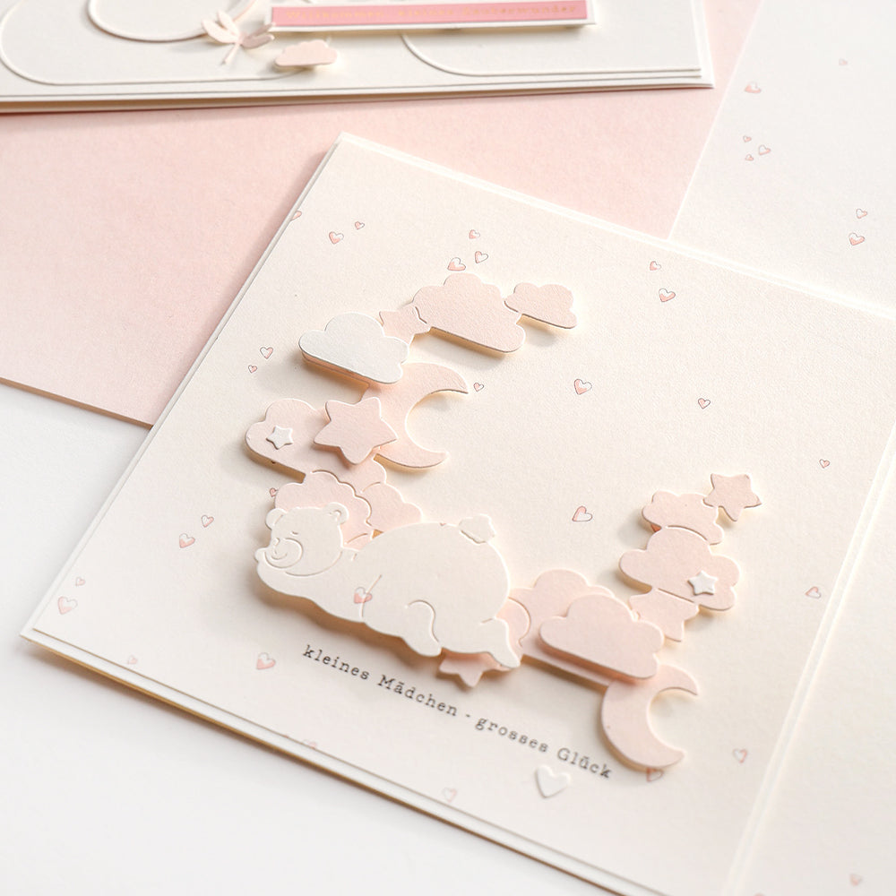 Zartrosa Babykarte von Alexandra Renke mit Wolken, Sternen, einem Bären und dem Text "kleines Mädchen, großes Glück", hergestellt mit Dies wie Motivstanze Nachthimmelkranz und Stanzsystemen für einen charmanten Look.
