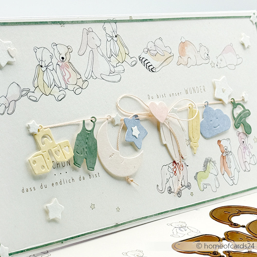 Eine handgefertigte Babykarte mit pastellfarbenen Tierzeichnungen, Alexandra Renke Designpapieren und bezaubernden 3D-Babykleidern, Spielzeugen und Sternen, die mit der Motivstanze Baby Anhänger gestanzt wurden und eine einzigartige Note haben.