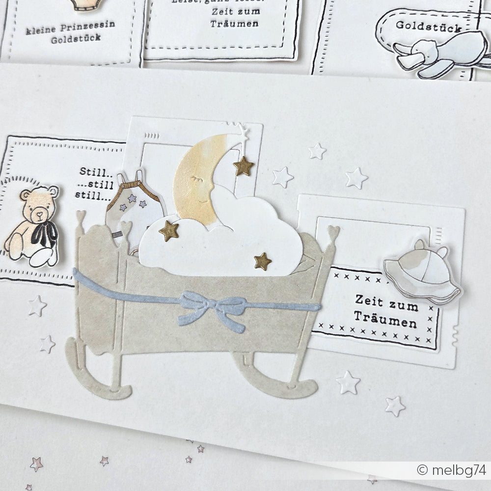 Eine pastellfarbene Babykarte von Alexandra Renke mit Wiege, Mond, Teddybär und deutschem Text auf Weiß, verziert mit der Stanze Herzliche Wiege - perfekt für Designpapier oder Stanzsysteme.