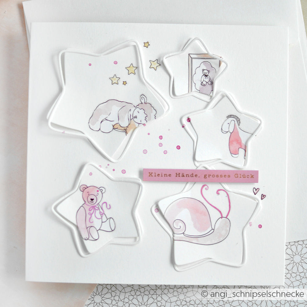 Weiße Karte von Alexandra Renke mit Sternrahmen, zarten Tierillustrationen und dem deutschen Text "Kleine Hände, grosses Glück" - ideal als Designpapier oder Vorlage für Motivstanzen.