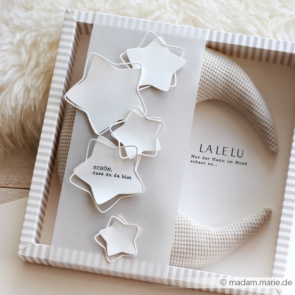 Schachtel mit weißen sternförmigen Ornamenten, hergestellt mit Alexandra Renke DieCut Systemen und Designpapieren, mit einem strukturierten Halbmond und einer Karte mit deutschem Text im Inneren.