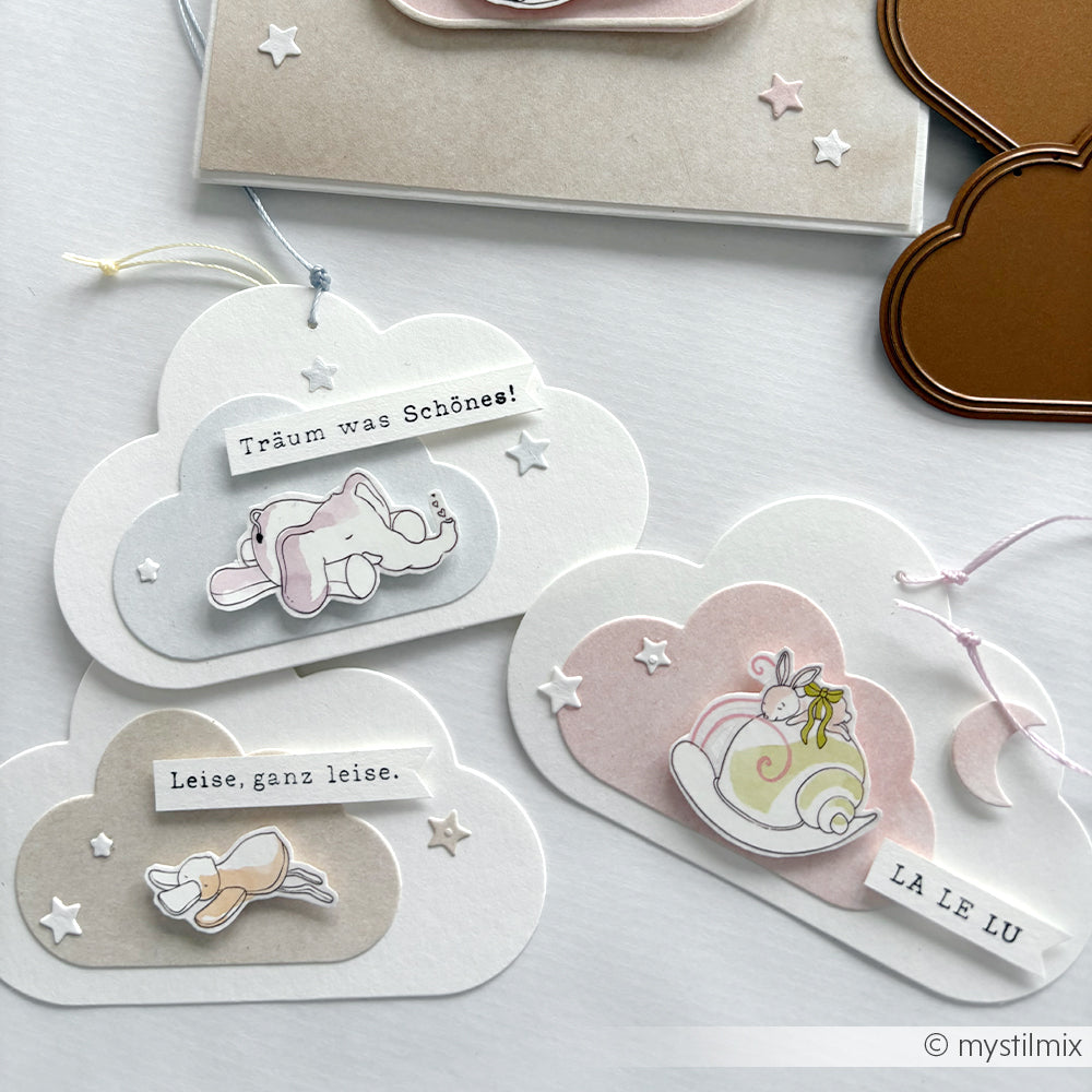Drei Wolkenrahmen-Karten von Alexandra Renke mit pastellfarbenen Tierillustrationen, deutschem Text und Sternenakzenten - ideal für kreative Projekte mit Ihren Lieblings-Stanzsystemen oder Motivstanze.