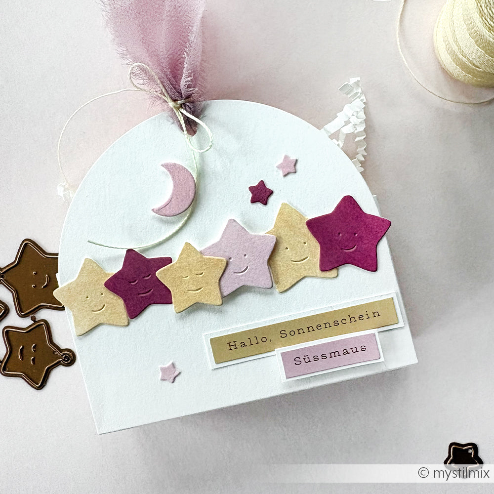 Handgefertigte Karte von Alexandra Renke mit pastellfarbenen Sternen, einer Mondsichel und deutschem Text, hergestellt aus rosa, cremefarbenen und lila Designpapieren und veredelt mit der Motivstanze 3 Sterne für charmante Details.