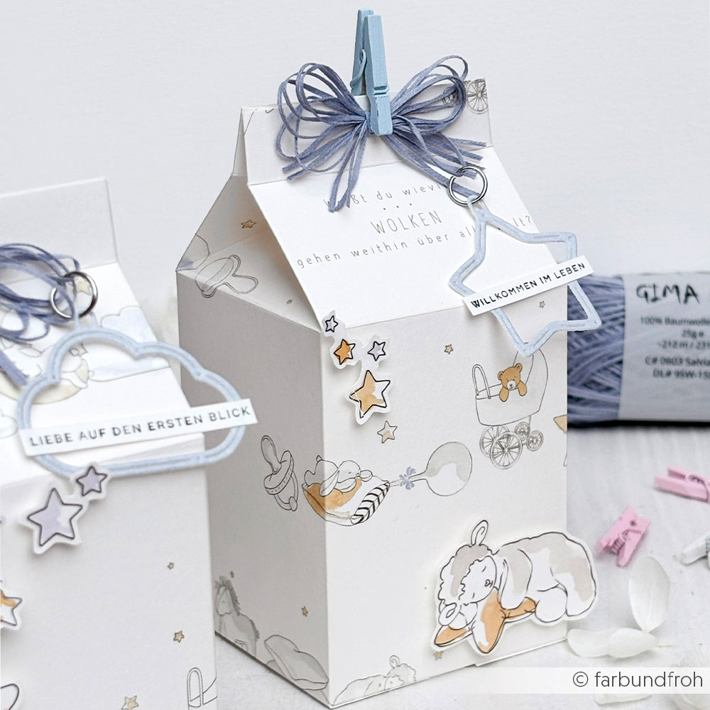 Dekorative Geschenkbox von Alexandra Renke mit Tierillustrationen, blauer Schleife und wolkenförmigen Anhängern, hergestellt mit DieCut Systemen und Designpapieren für ein charmantes Finish.