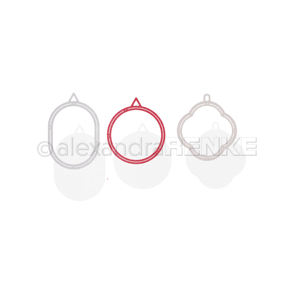 Drei mit DieCut Systeme und Motivstanze Runde-Rähmchen gestaltete Weihnachtsschmuckformen von Alexandra Renke zeigen einen roten Kreis zwischen zwei grauen Formen auf weißem Hintergrund.