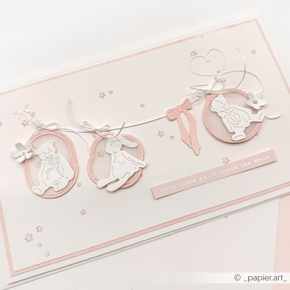 Handgefertigte rosa-weiße Karte von Alexandra Renke mit Tierausschnitten, Ballettschuhen, einem deutschen Spruch auf pastellfarbenen Designpapieren und feinen Runde-Rähmchen-Akzenten für eine charmante Note.