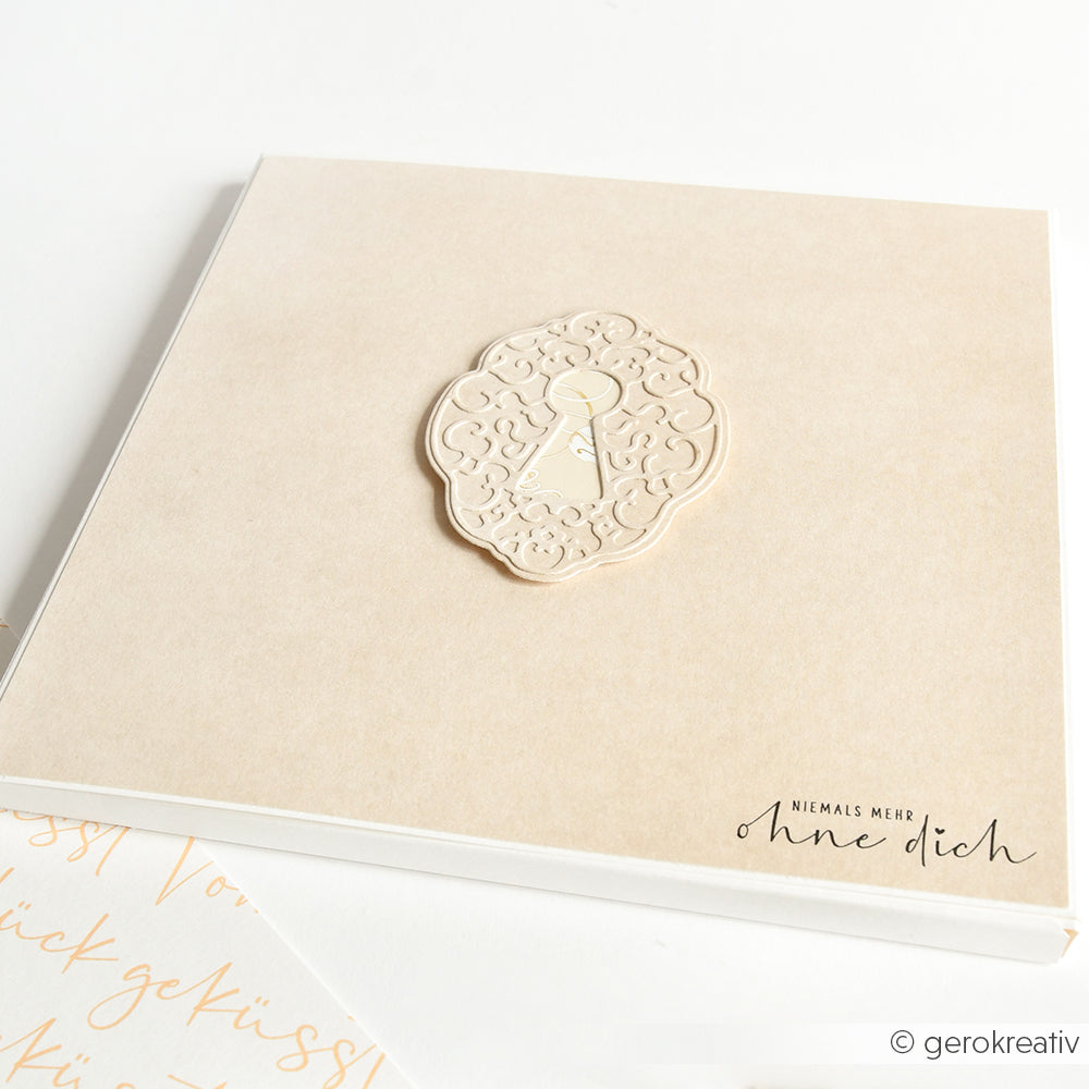 Beigefarbene quadratische Karte von Alexandra Renke aus feinem Designerpapier mit Schlüssellochmotiv-Stanze und dem Schriftzug "Niemals mehr ohne dich" in der Ecke.