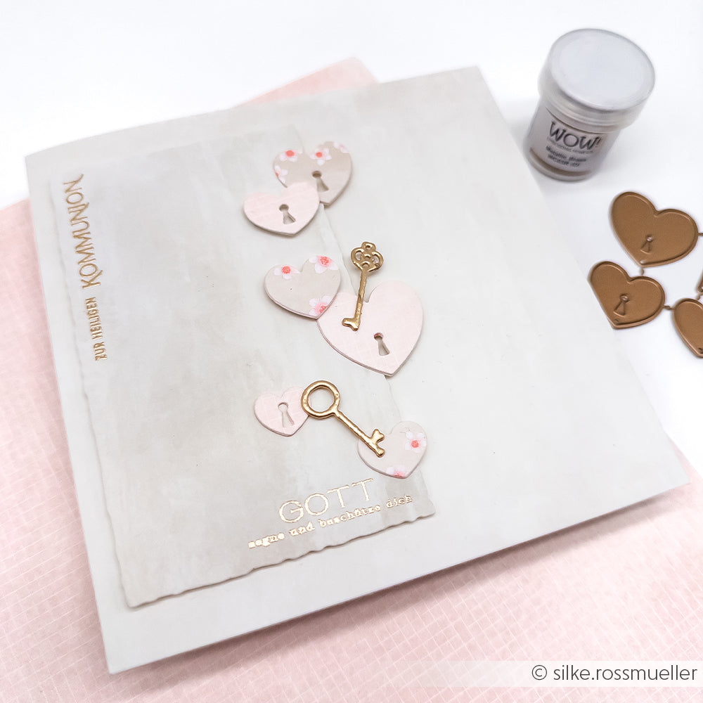 Handgefertigte Karte mit Herzausschnitten aus Alexandra Renke Motivstanze Schlüssellochherzen, goldenen Schlüsseln und Metallic-Text inmitten von Bastelmaterial - ein tolles Beispiel für kreative DieCut Systeme.