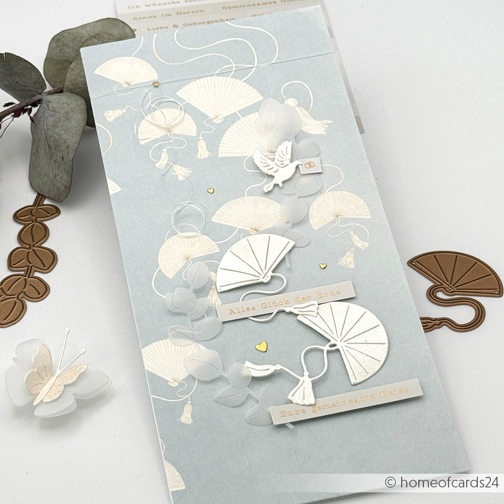 Hellblaue Karte von Alexandra Renke mit weißen Fächern, Blättern und deutschem Text, hergestellt aus Designpapier und verziert mit der Stanze Motivstanze Fächer Trio sowie goldenen Herzakzenten.