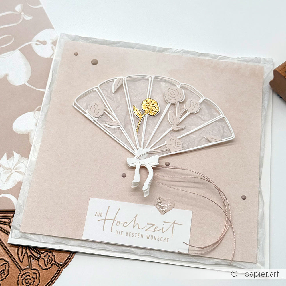 Elegante Hochzeitskarte von Alexandra Renke mit Blumiger Fächer und goldener Rose, gestaltet mit einer Motivstanze, gebunden mit Schleife und verziert mit einem herzlichen deutschen Hochzeitswunsch.