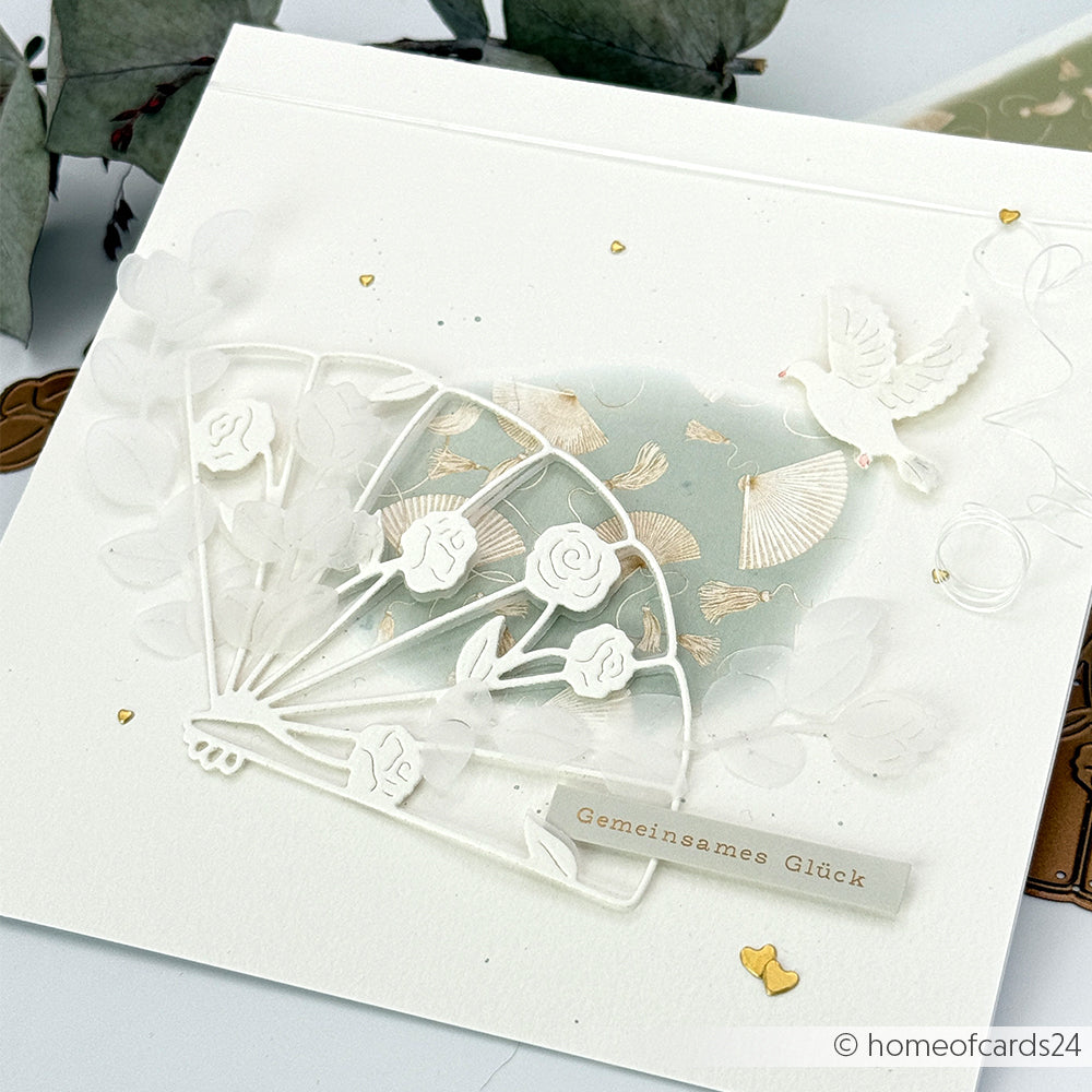 Handgefertigte Karte von Alexandra Renke mit einem weißen Fächer, Rosen, einer Taube und "Gemeinsames Glück" auf hellgrün und gold. Gefertigt mit Designpapieren und DieCut Systemen für elegante Details.